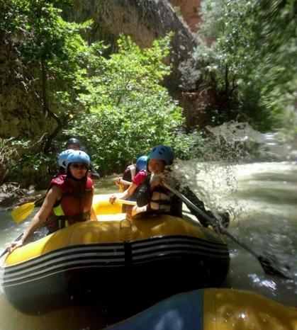 Ayfer rafting yapıyor.